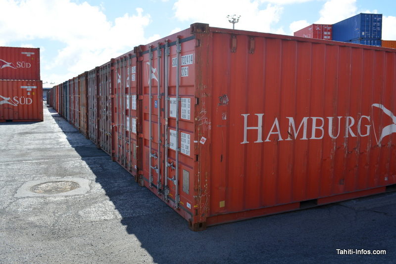 Les champs de containers à décontaminer attendent au port. Tous les containers répartis au niveau du sol attendent le traitement, et leur nombre a déjà dépassé la centaine.