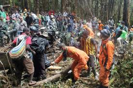 Accident d'avion en Indonésie: premiers corps évacués de la jungle