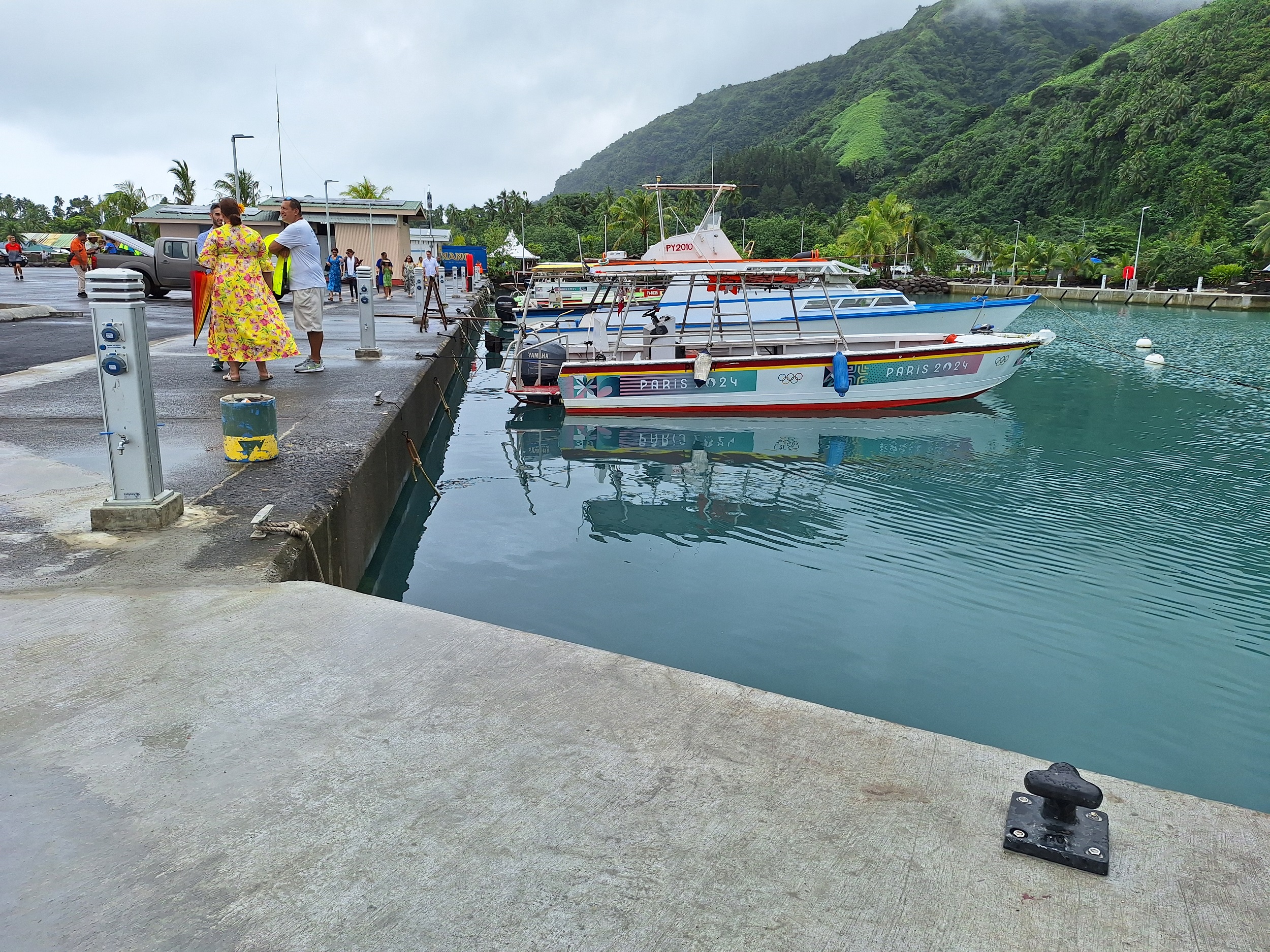 Vue de la marina de Teahupo’o depuis le môle de protection.