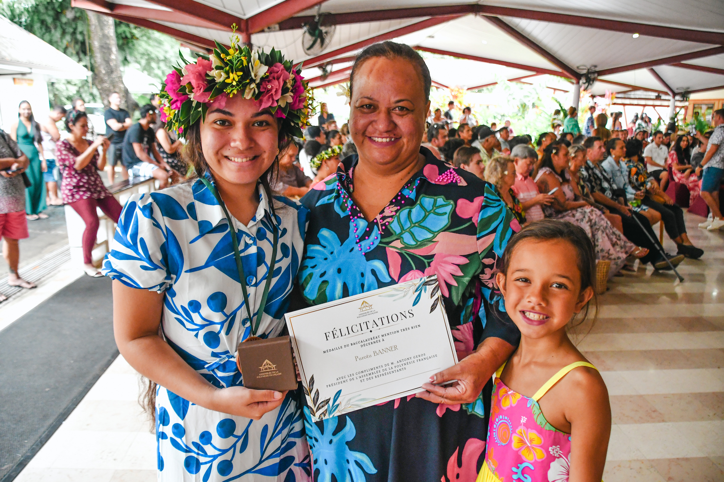 Purotu Banner, lauréate de ce Baccalauréat 2024 mention "Très bien", accompagnée de sa mère.