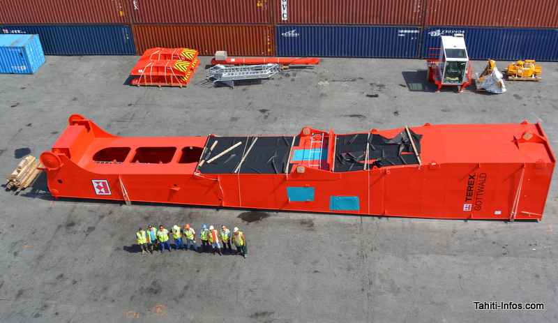 Les équipes de Sat Nui devant l'une des pièces de la grue.