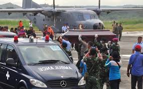 Accident d'avion en Indonésie: les victimes évacuées, des experts français à Jakarta