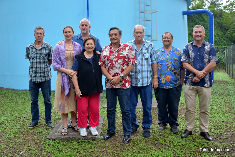 Laurent Pasquelins, technicien de la mairie, la famille Levy (Manola, sa maman Marceline et son mari Louis), le maire Michel Buillard, Paul Maiotui, son 1er adjoint, Adrien Lombard conseiller chargé de l'eau et Stéphane Martin, DG de la Polynésienne des Eaux.