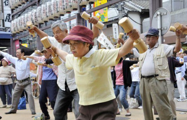 Trop de centenaires finissent par coûter trop cher au Japon.