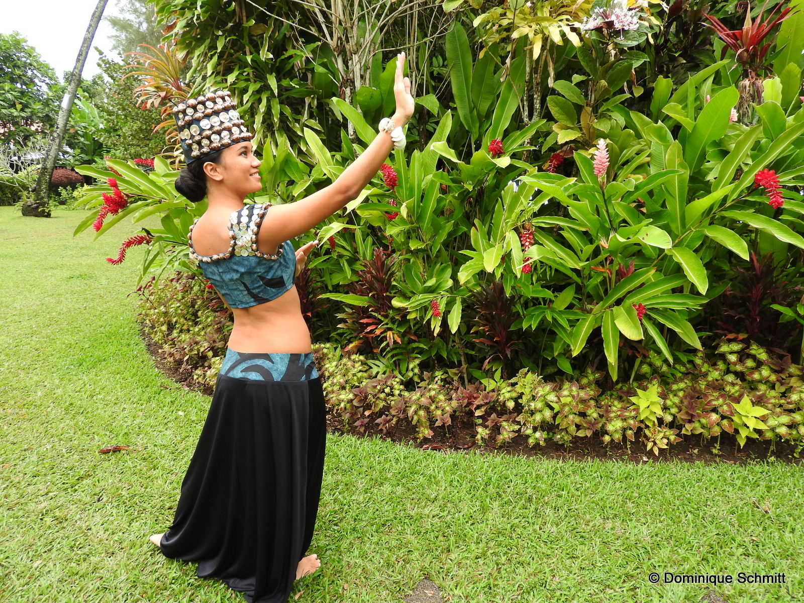 Sur notre photo prise chez Tumata Robinson, la danseuse Fenuaiti pose avec l'un des nouveaux costumes du spectacle.
