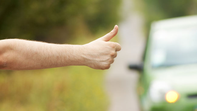 Elle les prend en stop dans la montée de Te Maru Ata, ils volent sa voiture pour la remercier