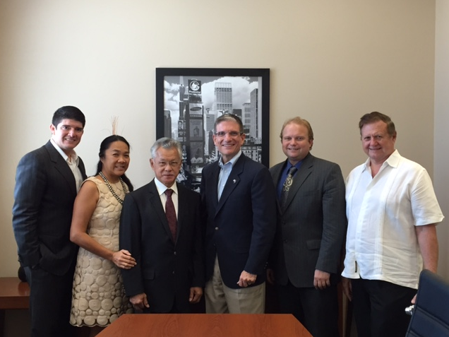 Le maire de Bora Bora et son épouse ont rencontré la municipalité de Las Vegas et le sénateur du Nevada (au centre) dans le cadre d'une visite de courtoisie.