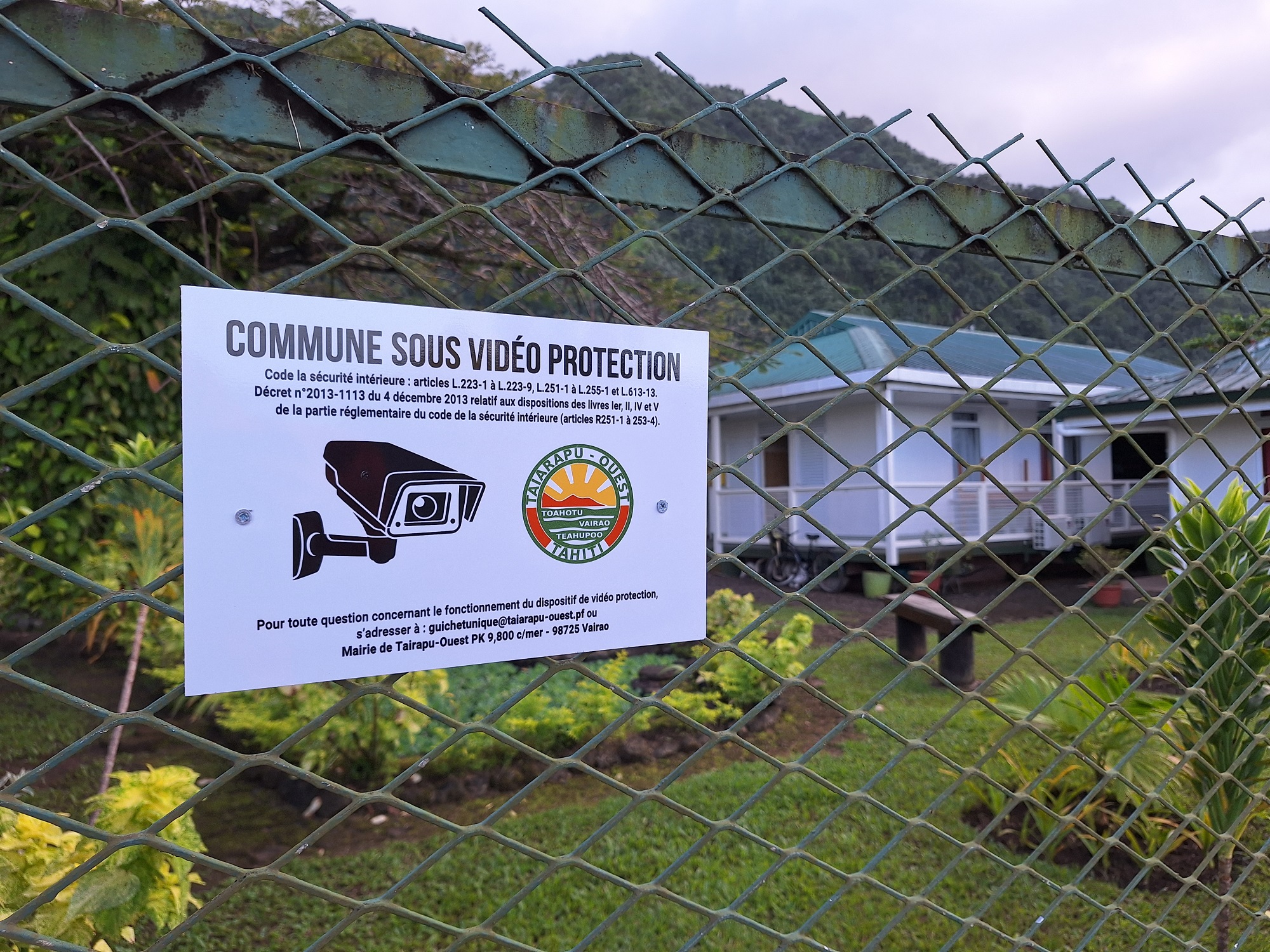 Cette mise en service est annoncée par des panonceaux.