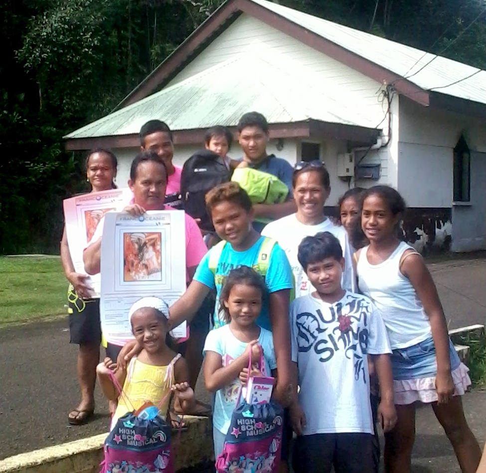 Te Ui Taure'a no Orofara distribue 23 cartables aux enfants de Orofara