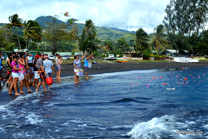 Des fleurs ont été jetées à la mer en hommage aux trois petites victimes.