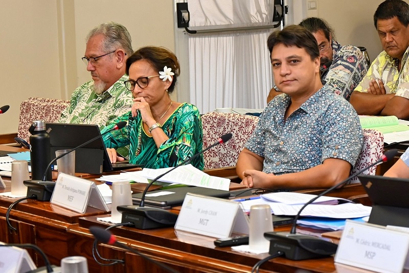 Après trois reports successifs, la commission de l'Economie et des Finances a fini par se réunir ce mardi à l'assemblée. Les élus ont notamment adopté le collectif budgétaire qui vient corriger la copie du ministre Tevaiti Pomare après l'annulation des dispositions rétroactives de sa loi fiscale.  Crédit photo APF