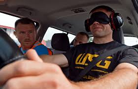 Conduire une voiture sans voir ni entendre ? C'est possible !