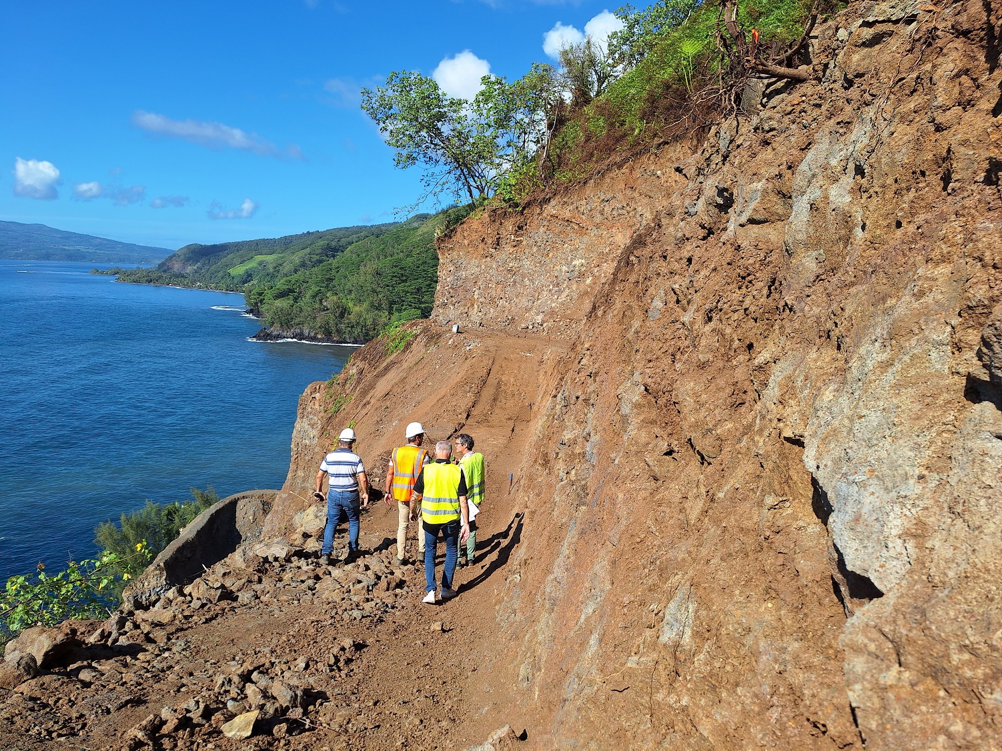 Au sommet du talus, la zone découverte est plus meuble que prévu (Crédit : Anne-Charlotte Lehartel).