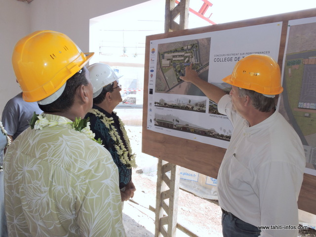 Le Pays a investi plus d'1,6 milliard Fcfp pour la construction du nouveau collège. L'architecte Pascal Beaudet rend compte au Président du Pays de l'avancée du chantier.