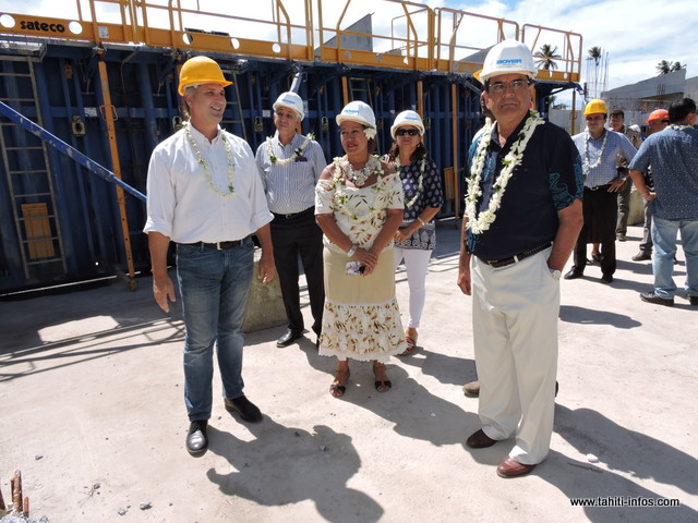 Le Président Edouard Fritch était entouré de ses ministres et de la Présidente de la commission de l'éducation à l'assemblée, Chantal Galenon.