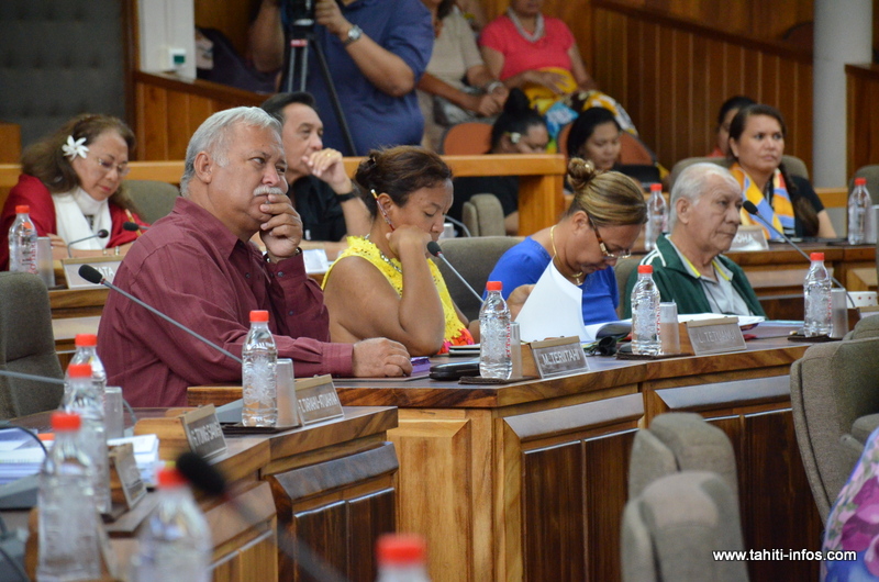 A l'assemblée de Polynésie, mardi matin, lors de l'examen du projet de loi du Pays sur l'organisation du transport interinsulaire. (Photo : Moehau Teriitahi, Lana Tetuanui, Sylvana Puhetini et Jacquie Graffe, dans les rangs du Tapura)