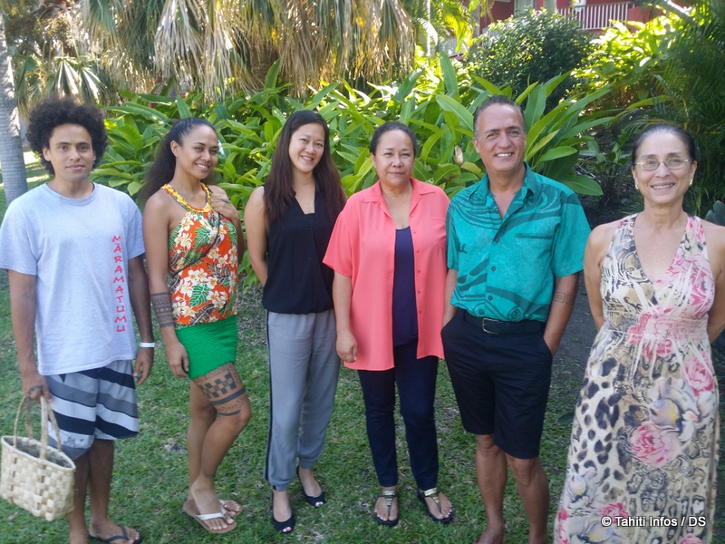 Photo de famille, avec de gauche à droite : Tuarii Tracqui, Teruria Taimana, Vanessa Chan Sei Fan d'ATN, Manouche Lehartel, Teva Teriitemoehaa du Méridien et Tumata Robinson.