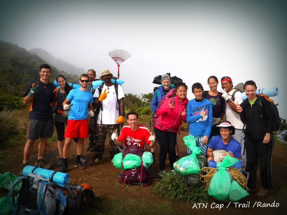 Une partie des nettoyeurs des chemins de randonnée et des refuges de l'Aorai.