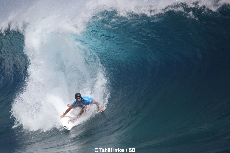 Jérémy Florès a un style de surf élégant et efficace