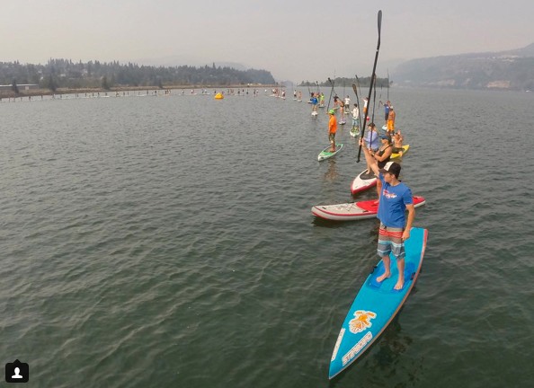 Un hommage au paddler disparu a réuni 248 SUP, sans doute le plus grand cerlce jamais réalisé