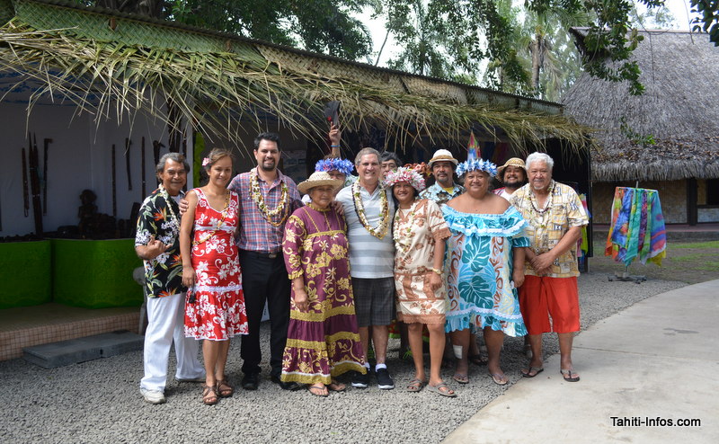 Les artisans, le service de l'artisanat et les élus de la mairie ont dit adieu à l'ancien fare artisanal et ont inauguré la solution temporaire de remplacement.