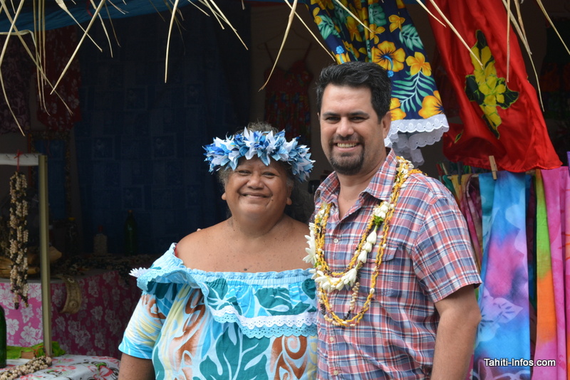 Hinoi Fritch aux bras de mama Miriama, artisane de son métier