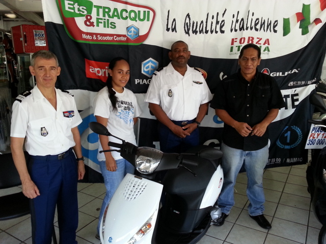Le colonel Pierre Caudrelier, l'heureuse élue Mireilla Haatani de Raivavae et le capitaine Olivier Faure.