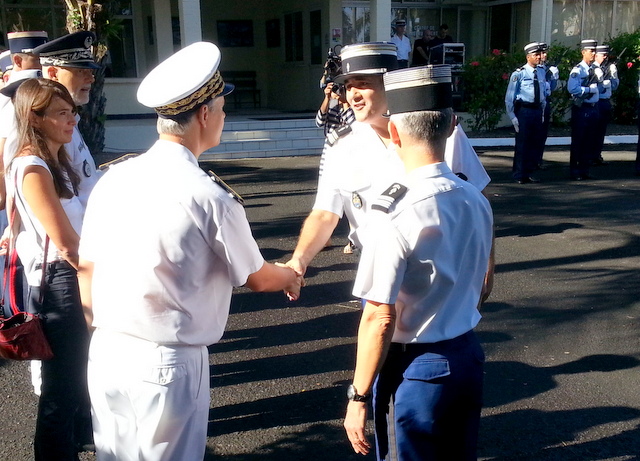 Le lieutenant-colonel Atger salue le haut-commissaire Lionel Beffre et les autorités civiles et judiciaires.
