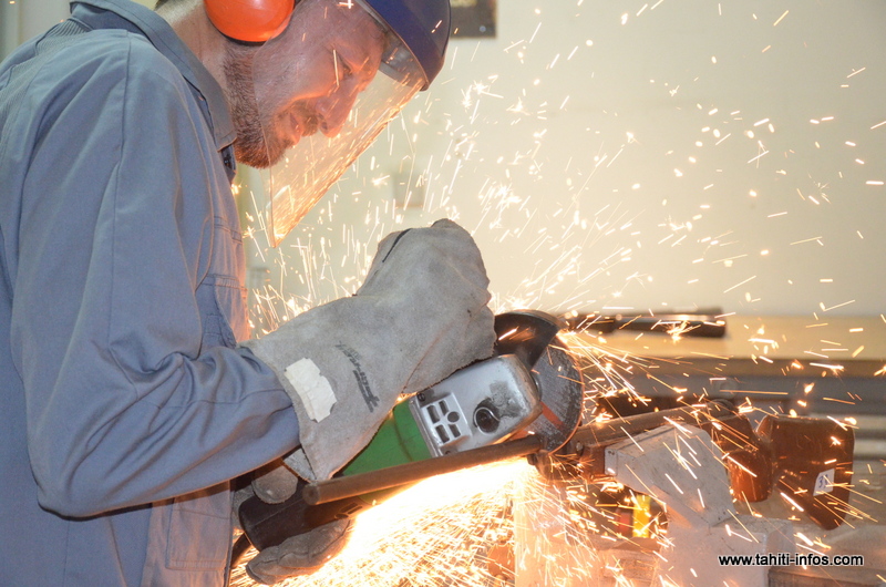 Les spécimens ont été découpés à la disqueuse, lundi, dans l'atelier de l'armurerie de la brigade de gendarmerie de Faa'a.