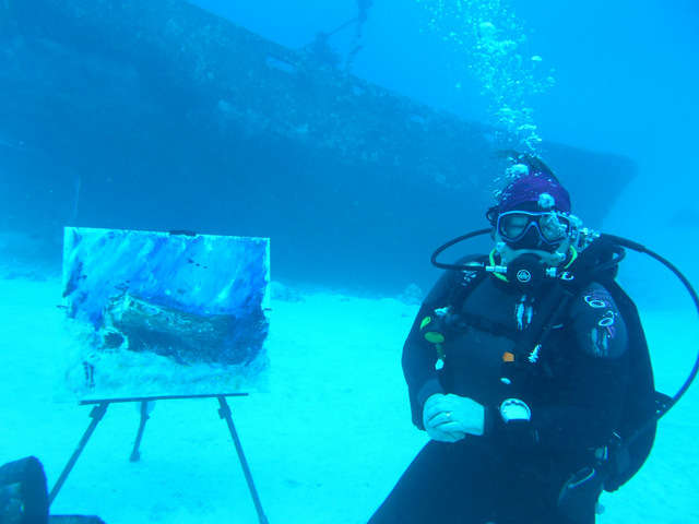 Ils sont 6 peintres sous-marins dans le monde dont Marion H. Gérard, actuellement au fenua
