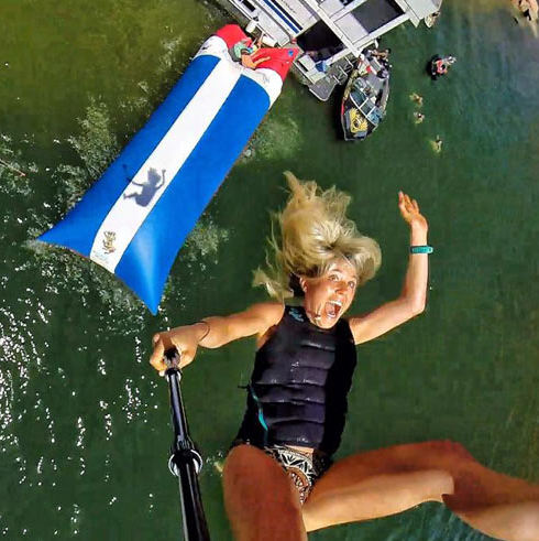 Légende : le Blob Jump, pour la première fois sur le fenua, à tester absolument!