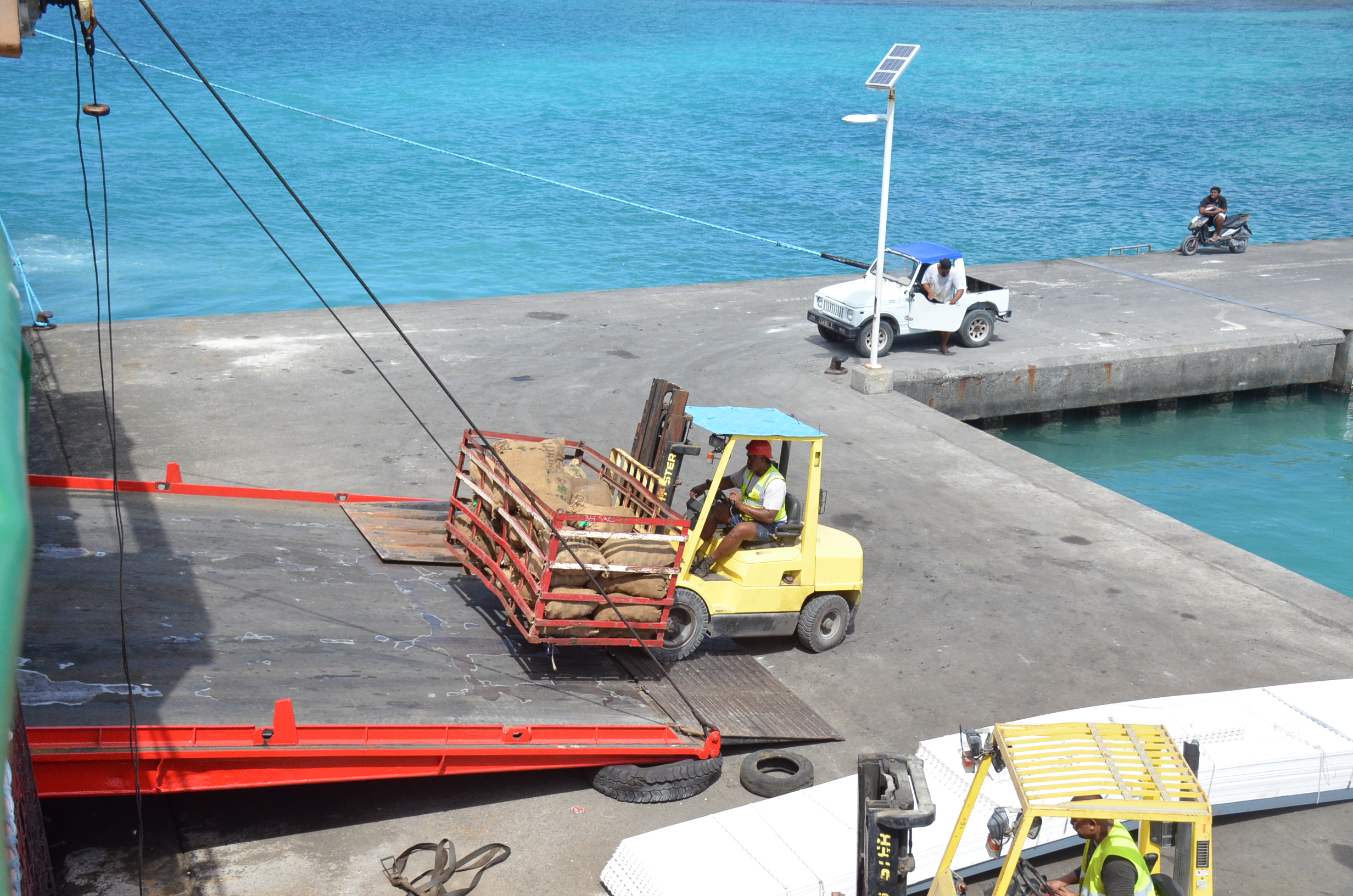 Chargement de coprah dans le Maris Stella