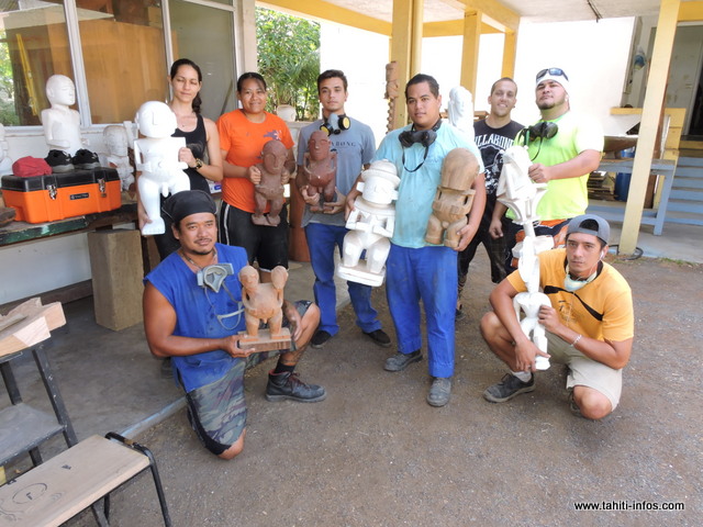 En atelier sculpture, les élèves apprennent à réaliser toutes sortes de tikis