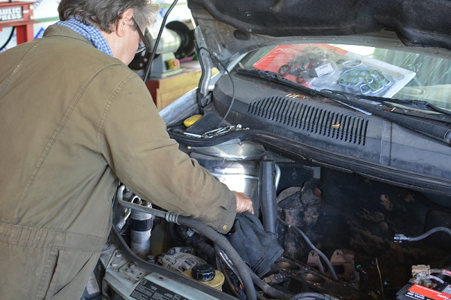 En pratique, le garage participatif permet à la fois de réparer son véhicule à moindre coût, mais aussi d'acquérir des compétences en mécaniques.