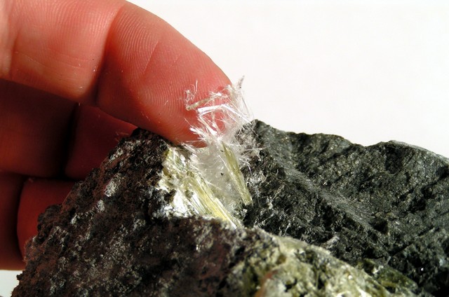 L'amiante est, au départ, une roche qu'on va extraire et qu'on va travailler pour récupérer les fibres. "Comme ces fibres sont élastiques, elles sont utilisées dans n'importe quels types de matériaux et ça assure une souplesse, un isolant etc.", assure Joseph Maillot