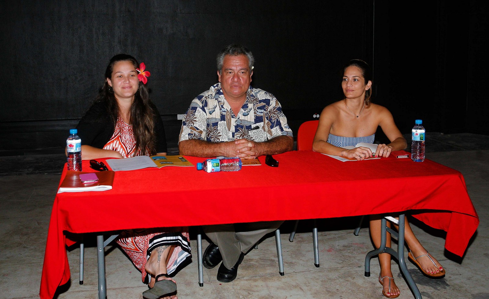 Le ministre de la Culture Heremoana Maamaatuaiahutapu a présenté ce matin, en compagnie d'Hinatea Ahnne (à gauche sur la photo), nouvelle directrice de la Maison de la Culture, les nouveaux aménagements du Petit Théâtre. (Photo : TFTN)