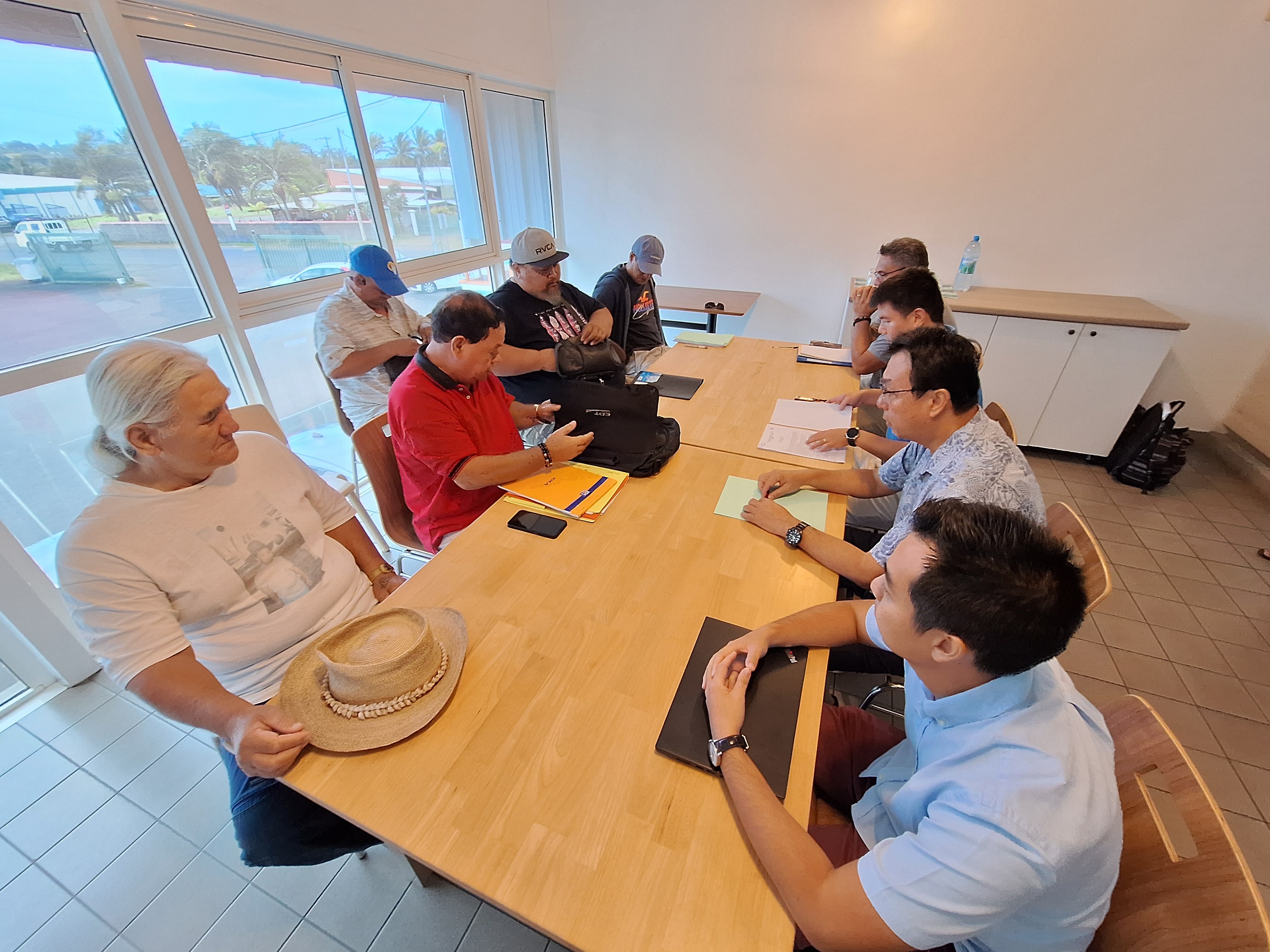Autour de la table des négociations : Mahinui Temarii (RTP), Cyril Le Gayic (CSIP), Yoan Richmond (FRSTCP), Willy Chung Sao (Tere Tahiti) et ses directeurs (Crédit : Anne-Charlotte Lehartel).