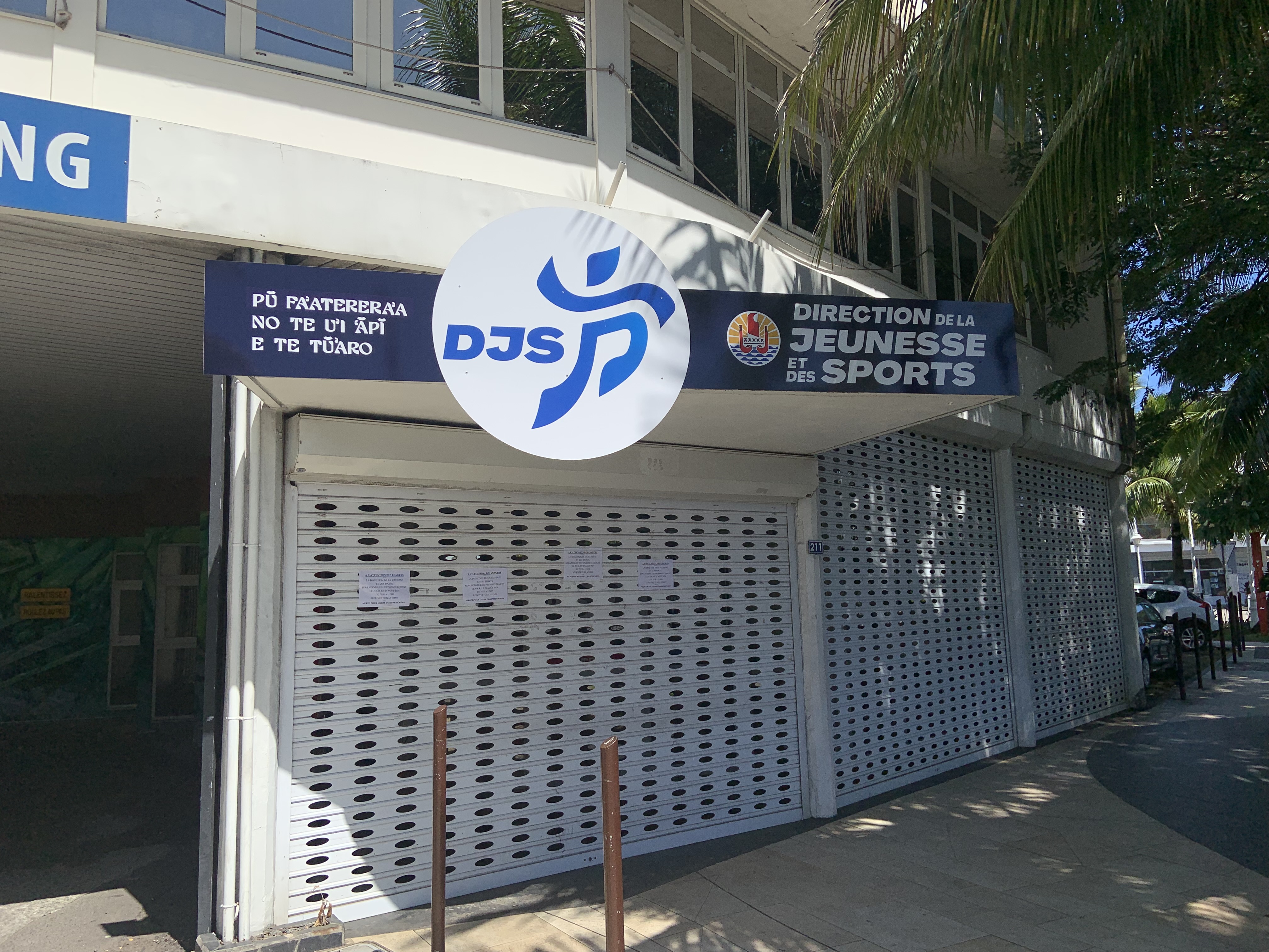 Les portes de la Direction de la Jeunesse et des Sports étaient closes ce jeudi. Crédit photo : Thibault Segalard.