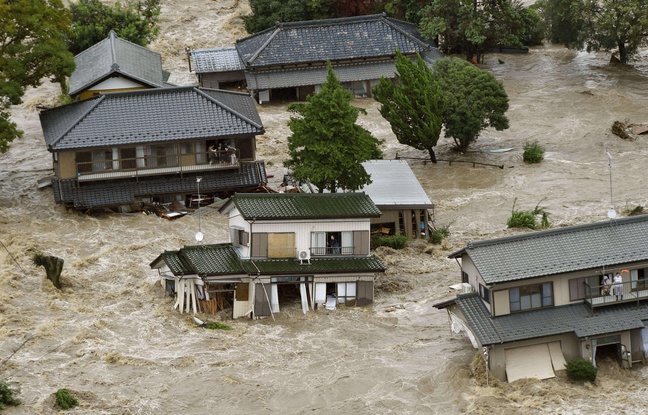 Une ville japonaise brusquement envahie par une rivière en furie
