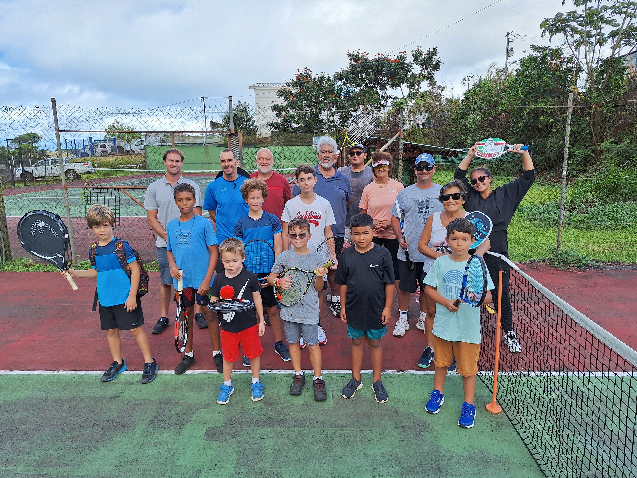 Une partie des membres du Tamarii Taravao Tennis Club à l’entraînement (Crédit : Anne-Charlotte Lehartel).