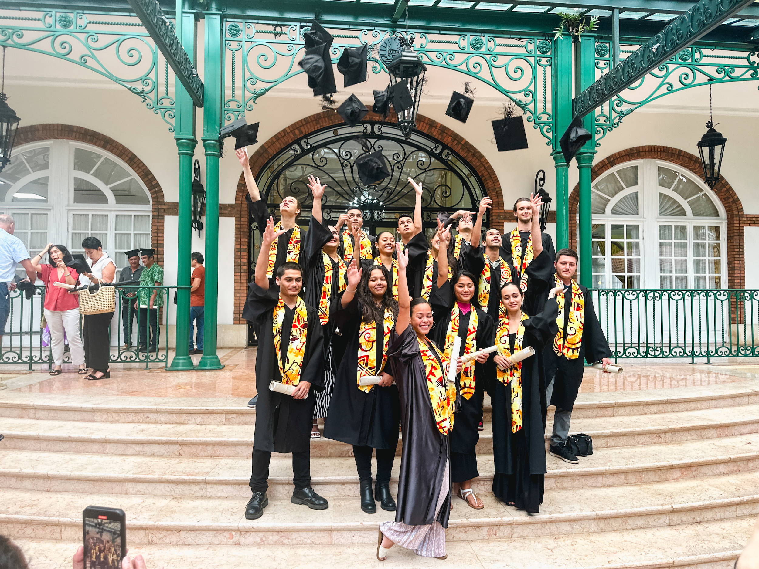 Lancer de coiffes pour les lauréats des écoles de la CCISM