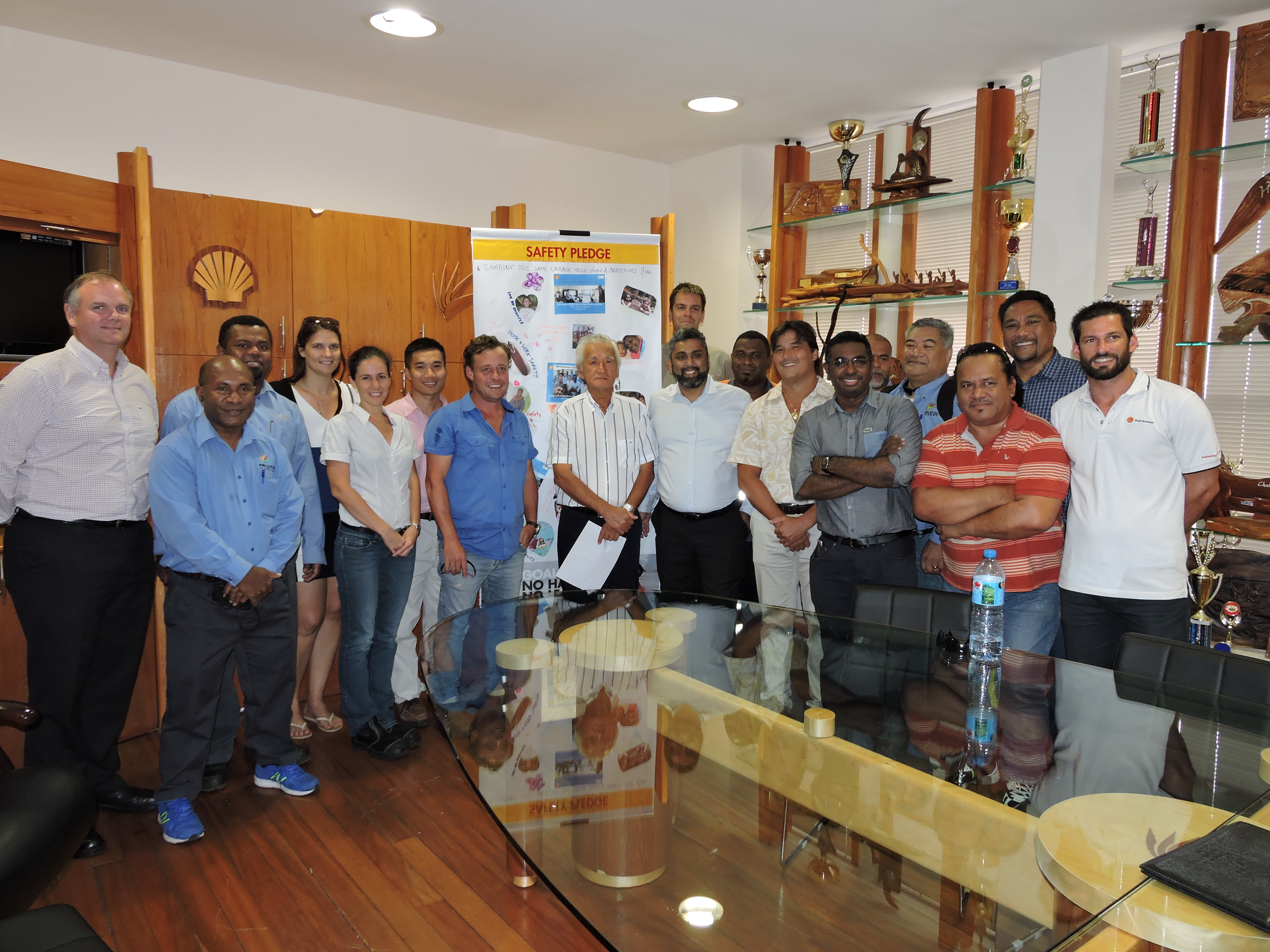 Les responsables sécurité des onze Pays du Pacifique et les formateurs de Shell venus de Malaisie réunis autour d'Albert Moux