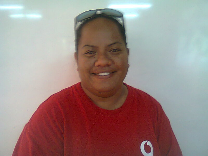 Tetuanui Linda : Originaire d’Urufara. J’ai travaillé dans l’hôtellerie pendant une dizaine d’années à Tahiti. Vu que j’avais des horaires de travail décalés, il a fallu que je paye un loyer en ville en plus des dépenses pour subvenir aux besoins de ma famille à Moorea.Ca revenait cher. J’ai donc décidé d’arrêter de travailler à Tahiti et de  monter mon projet professionnel. Je prévois d’avoir ma roulotte qui sera ouverte pendant la journée. Je vais mener mon projet progressivement en commençant par une petite remorque snack, puis un snack dans cinq ans et une roulotte par la suite.