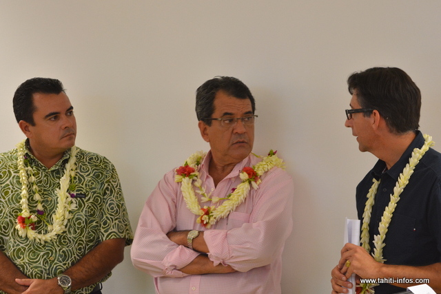 De gauche à droite, Teva Rohfritch, le ministre de la relance économique, Edouard Fritch, le président du Pays et Christophe Gomez, directeur du pôle formation de la CCISM, de Poly3D et l'école de commerce de Tahiti.