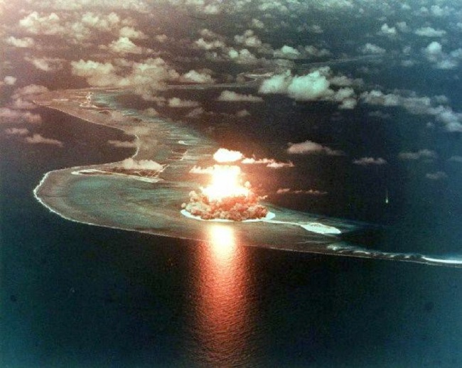 Un tir nucléaire atmosphérique en Polynésie française : il y a eu au total 46 essais nucléaires aériens et 147 essais souterrains entre 1966 et 1996.