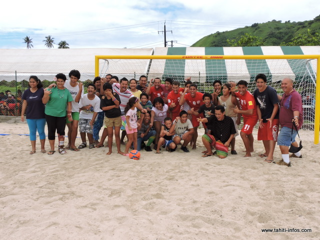Les enfants de l'Institut d'insertion médico-éducatif (IIME) de Taravao se sont déplacés pour prendre une photo avec leurs héros.