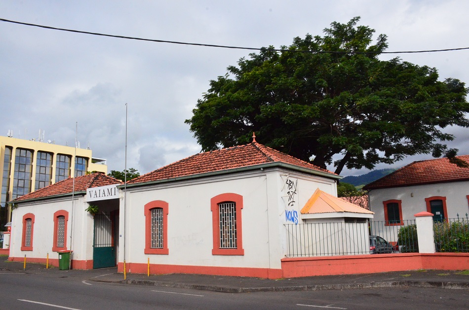 Sur le site de Vaiami, le terrain affecté à l'Etat pour l'installation du tribunal foncier correspond à la parcelle et les constructions qui accueillaient anciennement le dispensaire des Tuamotu-Gambier ainsi qu'une partie des locaux de l'ex hôpital  Vaiami.