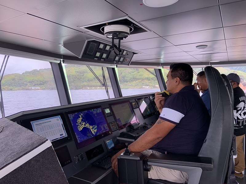 Le capitaine du navire a dû opérer une manœuvre délicate pour s'amarrer au quai de Faratea. Crédit photo : Thibault Segalard.