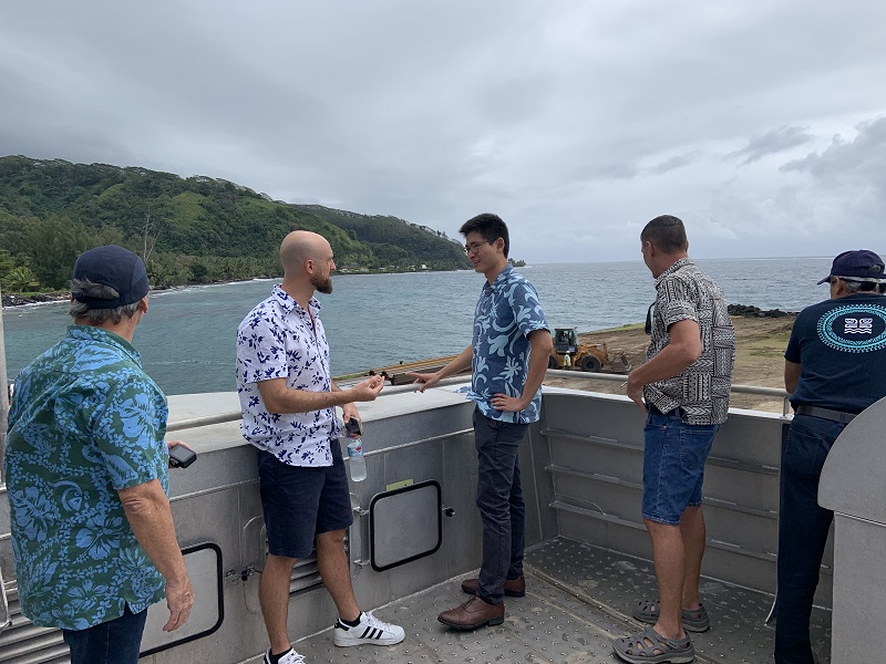 Samuel Matton, à gauche, Jordy Chan, au milieu, et Tuanua Degage, à droite, ont longuement échangés lors de ce voyage test. Crédit photo : Thibault Segalard.