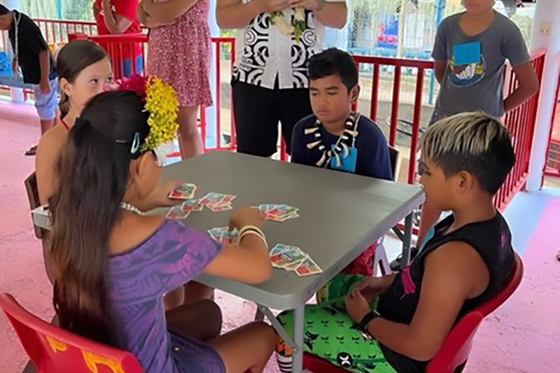 Les écoliers marquisiens se mettent au bridge